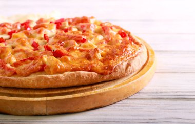 Tavuk ve kırmızı biber ev yapımı pizza 