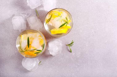 Narenciye ve biberiye soğuk içecek 