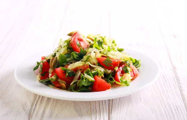 Vers fruit salade met komkommer, tomaat — Stockfoto