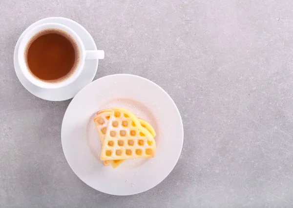 Waffles caseiros com açúcar de confeiteiro — Fotografia de Stock
