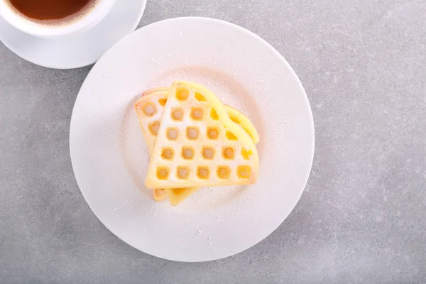 Waffles caseiros com açúcar de confeiteiro — Fotografia de Stock