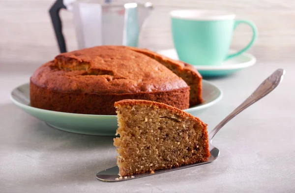 Traditioneller Bananenkuchen, in Scheiben geschnitten und serviert — Stockfoto