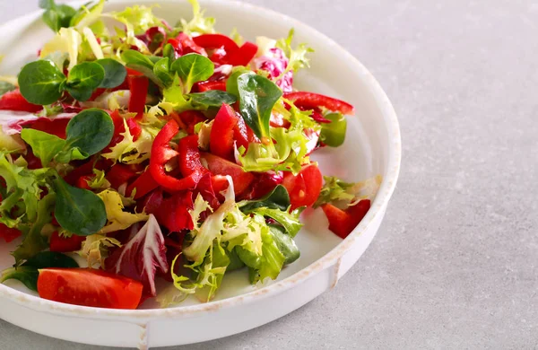 Salada mista com tomate e pimenta — Fotografia de Stock