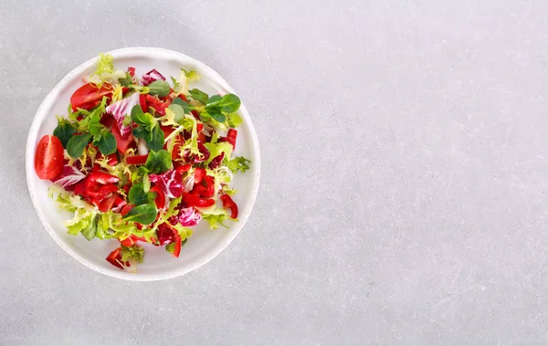 Gemischter Salat mit Tomaten und Paprika — Stockfoto
