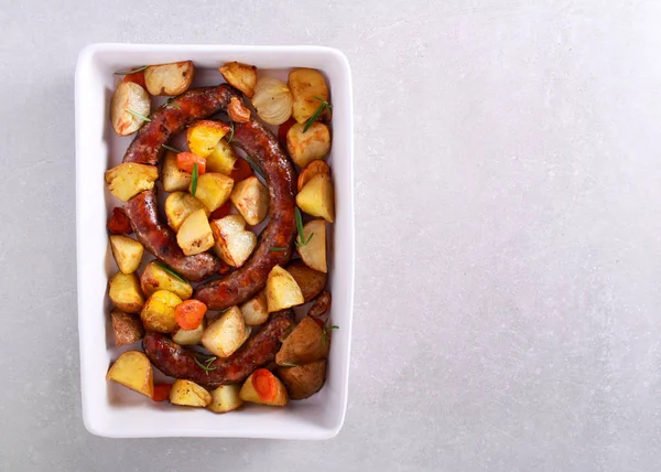 Pişmiş sosis, patates ve havuç 