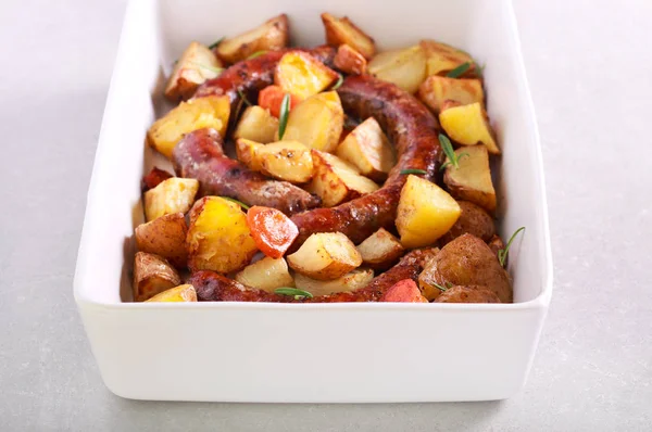 Pişmiş sosis, patates ve havuç