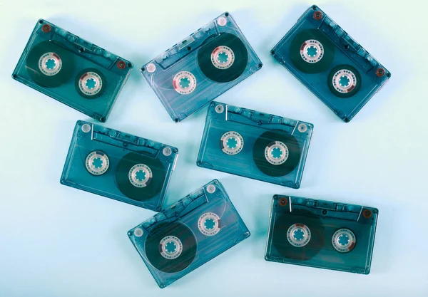 Retro audio kassetter over grøn baggrund - Stock-foto