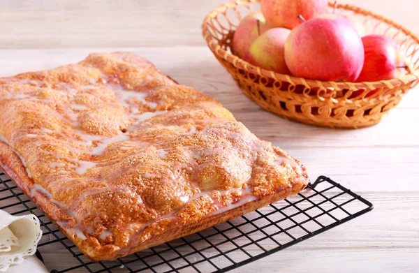 Tarta de manzana esmaltada en rejilla de alambre — Foto de Stock