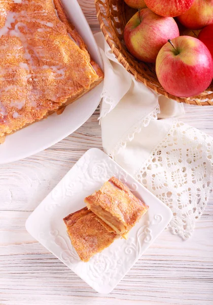 Geglazuurde appeltaart pleinen geserveerd — Stockfoto