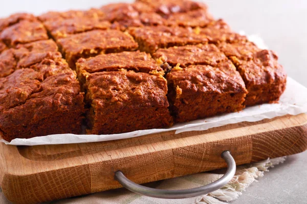 Quadrati torta di noci a bordo — Foto Stock