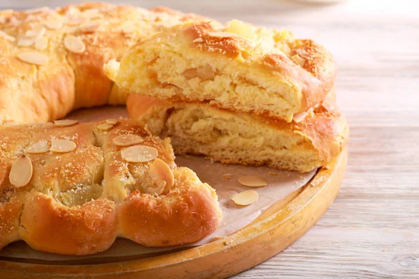 Sweet bread with fruit filling — Stock Photo, Image