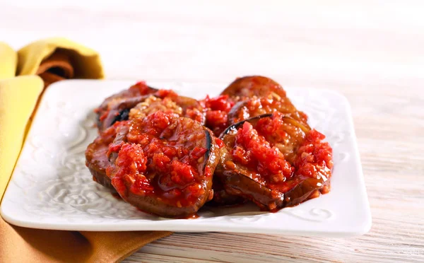 Пряный баклажан и томатная закуска — стоковое фото