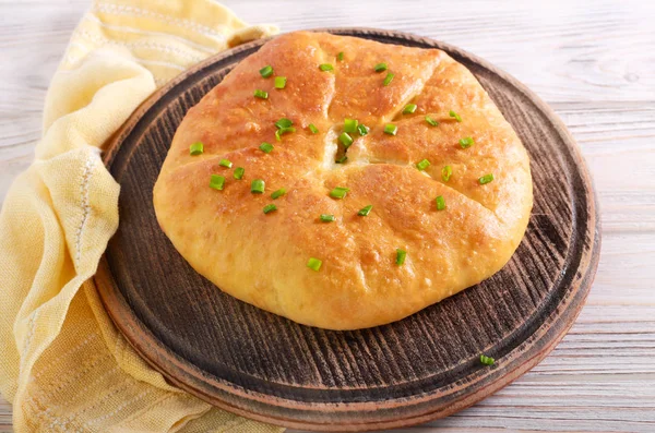 Torta saborosa com queijo e cebolinha — Fotografia de Stock