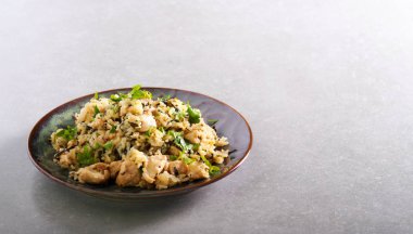 Tavuk, ıspanak ve pirinç güveç 