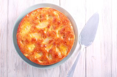 Hafif armut clafoutis kek, tabakta dilimlenmiş