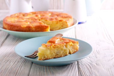 Hafif armut kek, tabakta dilimlenmiş,