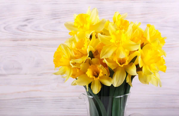 Daffodils sobre fundo de madeira branco — Fotografia de Stock