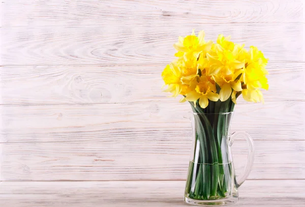 Daffodils sobre fundo de madeira branco — Fotografia de Stock