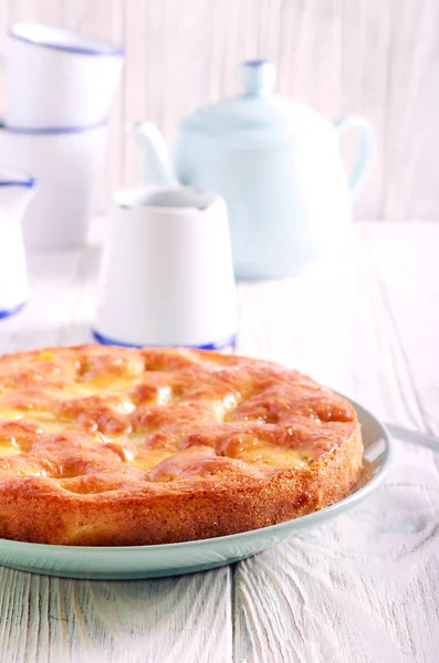 Heller Birnen-Clafoutis-Kuchen, auf Teller geschnitten, — Stockfoto