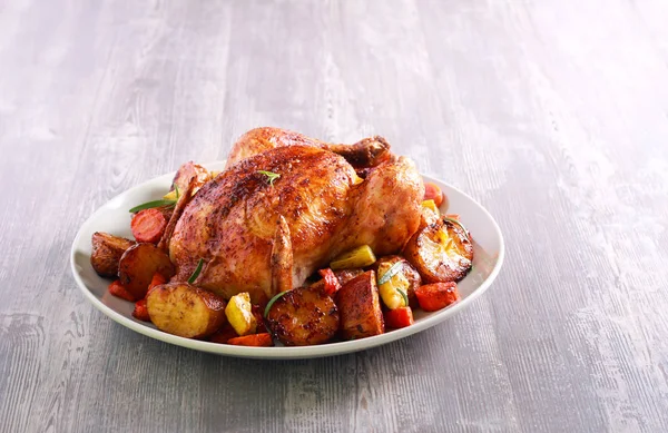Roast chicken with vegetables on plate, — Stock Photo, Image