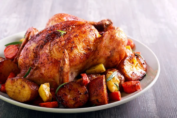 Roast chicken with vegetables — Stock Photo, Image