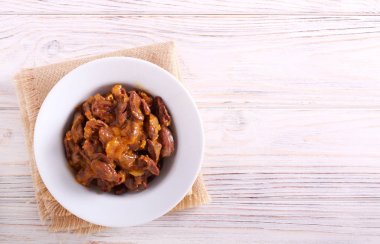 Soslu pişmiş tavuk kalpleri 