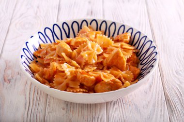 Makarna ile Domates soslu tavuk fileto 