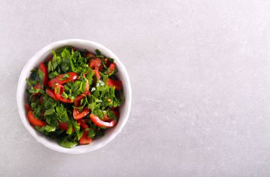 Bir kase domates ile Yeşil salata 