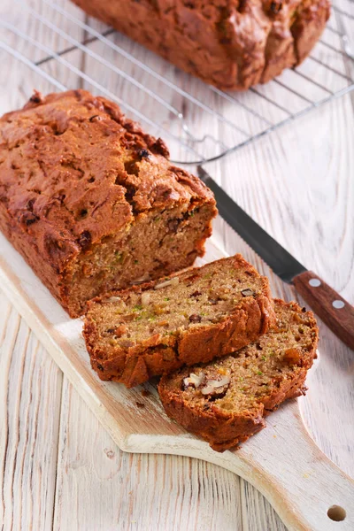 Zucchini brood met noten en rozijnen, gesneden — Stockfoto