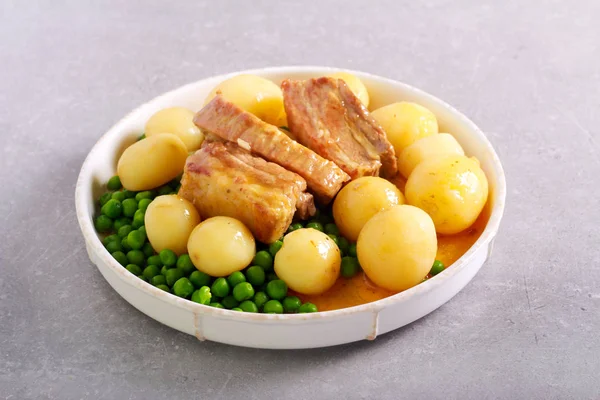 Żeberka wieprzowe, ziemniaki i groszek — Zdjęcie stockowe