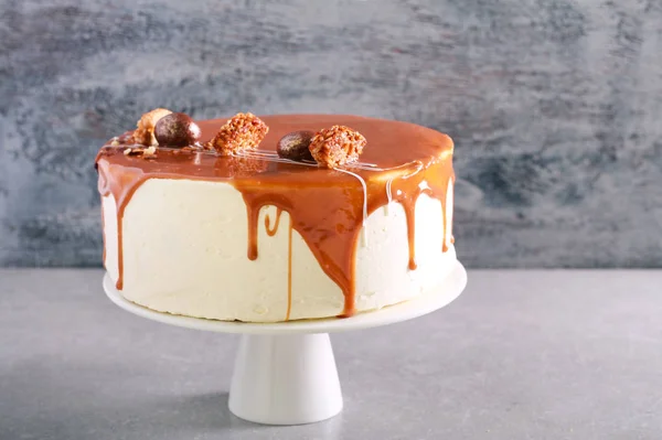 Karamel tepesi katmanlı kek 