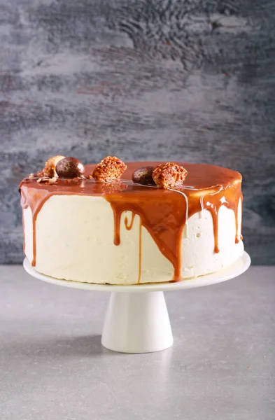 Karamell csúcsán rakott torta — Stock Fotó