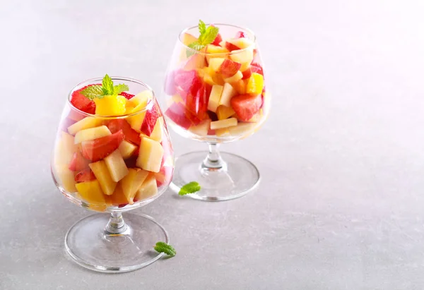 Fruitsalade in glazen — Stockfoto