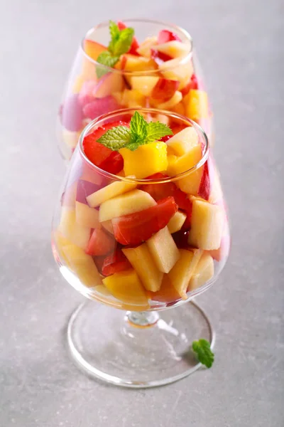 Salade de fruits dans des verres — Photo