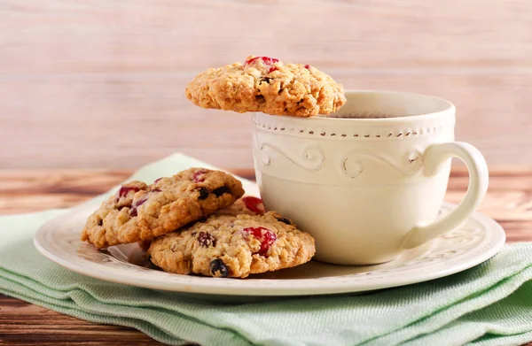 Oaty Cherry cookies på tallrik — Stockfoto