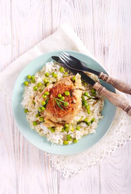 Pilav ile tavuk ve bezelye güveç 