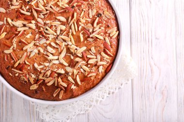 Elma ve kuru üzümlü kek