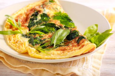 Ispanak ve tarhun omlet servis