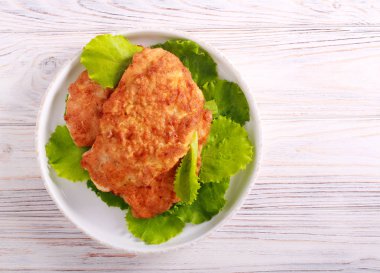 Marul üzerinde tavuk şnitzel 