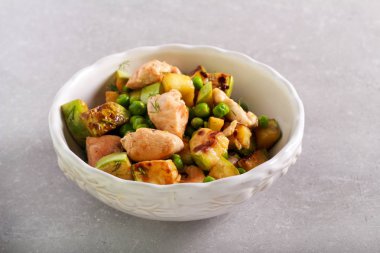 Tavuk, kabak ve bezelye savaş salatası