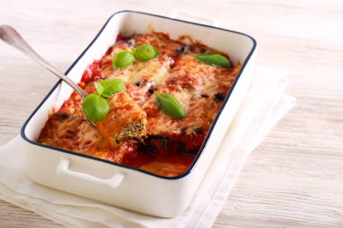 Peynir ve ot dolgulu patlıcan rulo 