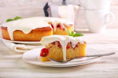 Krema tepesi ile Kiraz kek 