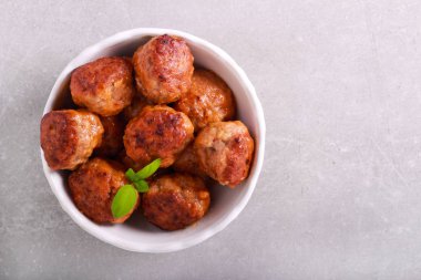 Bir kase içinde sığır eti köfte 