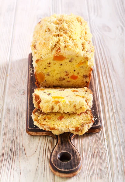 Apricot tea bread with crumble topping — Stock Photo, Image