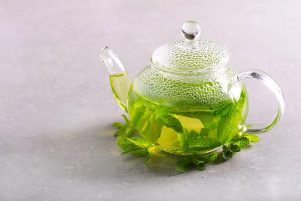 Chá de hortelã quente em vidro — Fotografia de Stock