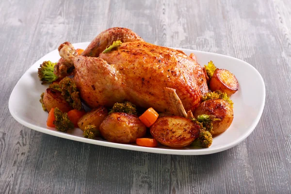Stekt kyckling med potatis och broccoli — Stockfoto