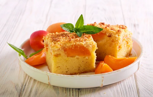 Apricot crumble topping cake bars — Stock Photo, Image