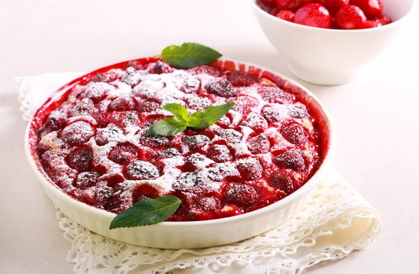 Strawberry cake with icing sugar — Stock Photo, Image