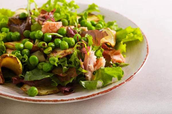 Courgette, zalm en erwten salade — Stockfoto