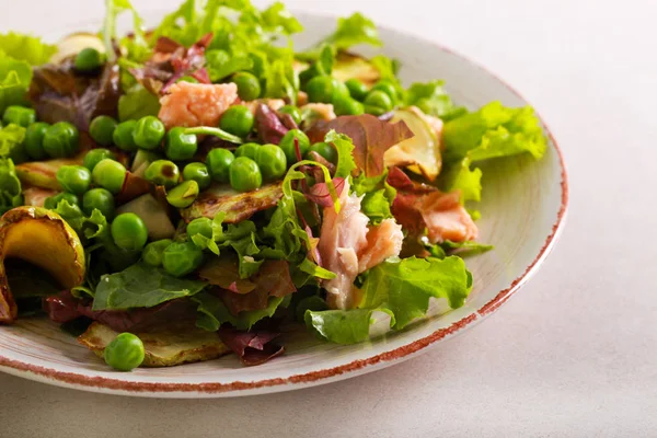 Ensalada de calabacín, salmón y guisante — Foto de Stock